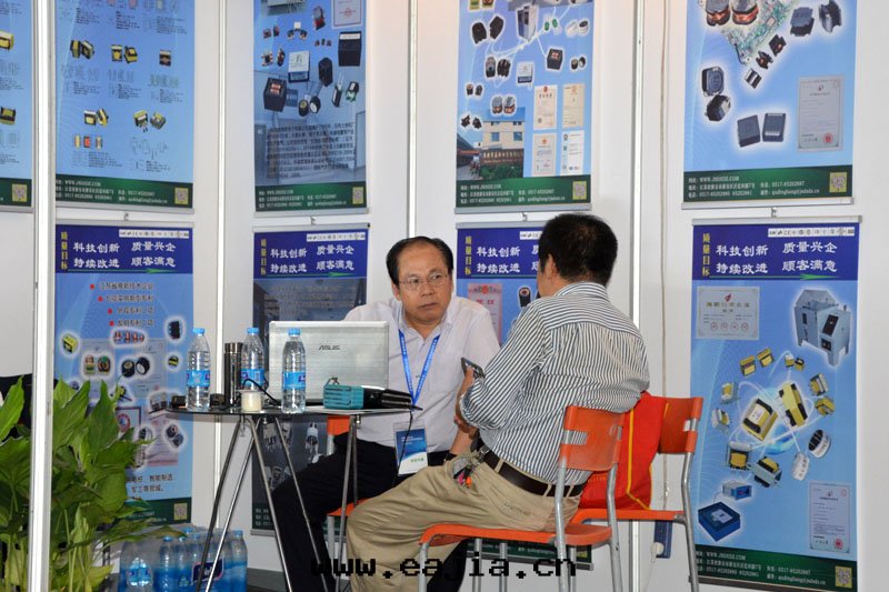 Yao Hangzhi, vice president of the company in Phnom Penh to Sihanouk port railway scene investigation